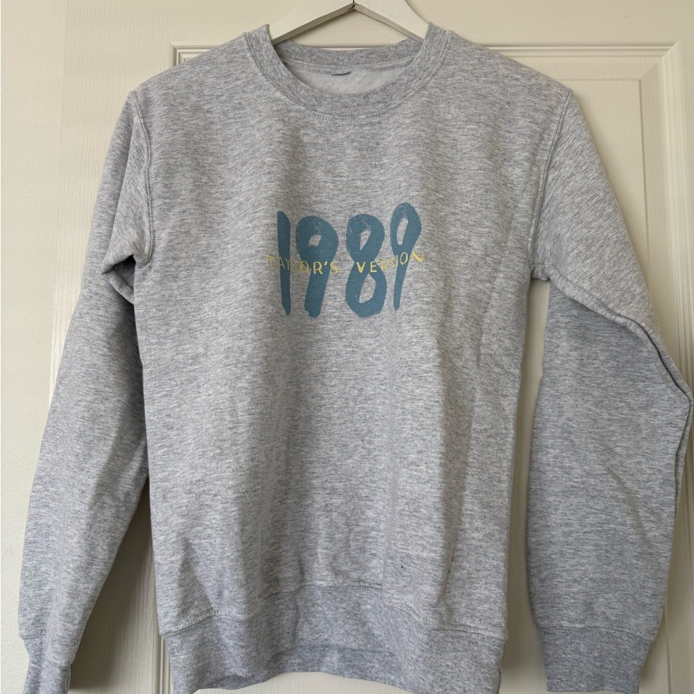 Taylor Swift 1989 (Taylor’s version) Gray Crewneck Sweatshirt